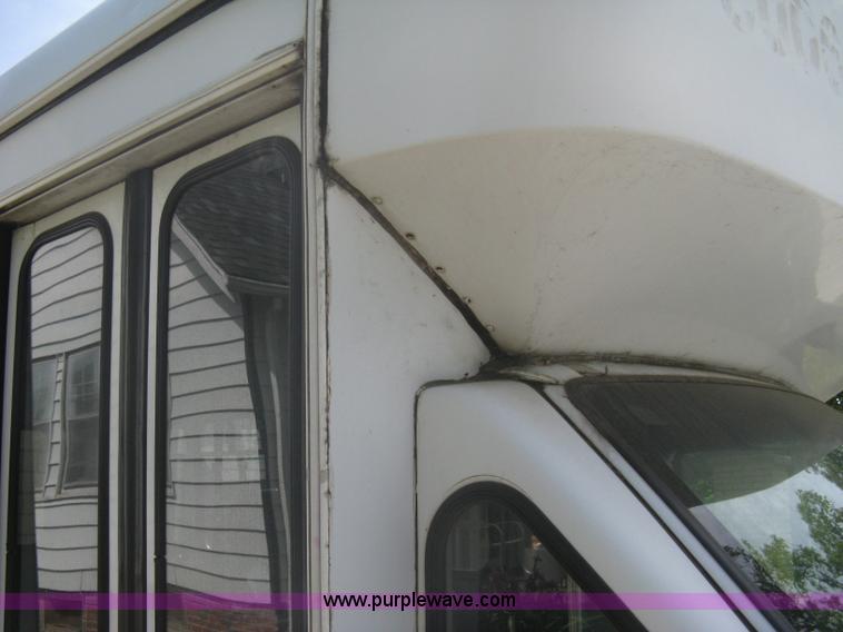 image for item A6310 2002 Ford E350 Super Duty passenger van