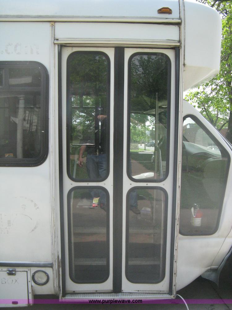 image for item A6310 2002 Ford E350 Super Duty passenger van