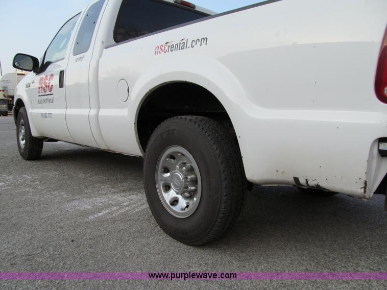 image for item A8209 2004 Ford F250 XLT SuperCab pickup truck