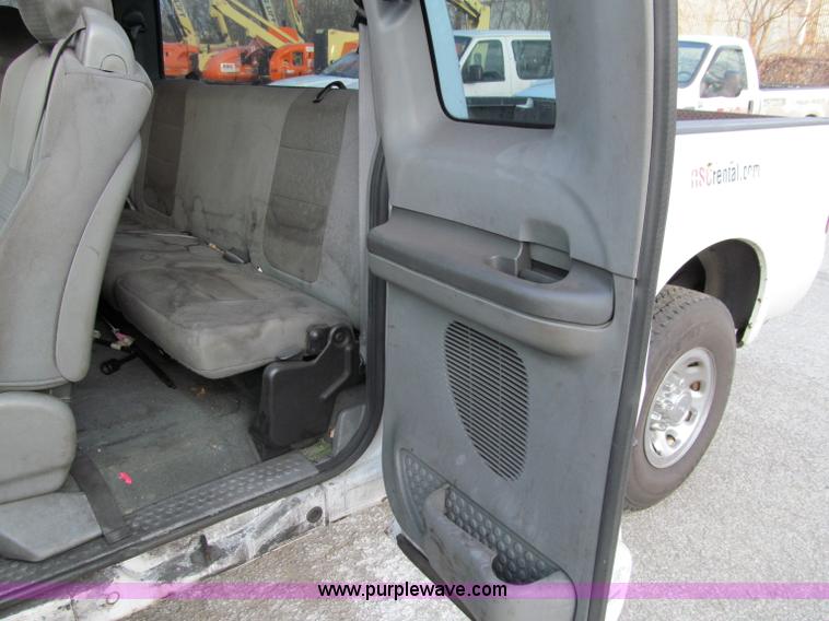 image for item A8209 2004 Ford F250 XLT SuperCab pickup truck