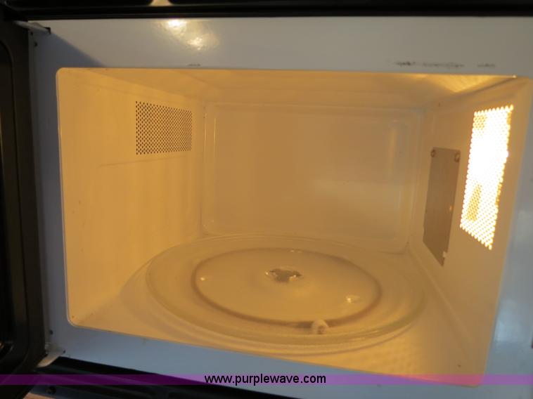 image for item B2278 2003 Fourwinds 31B-DSL 31' travel trailer