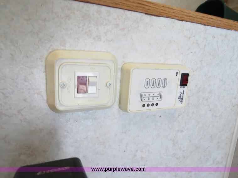 image for item B2278 2003 Fourwinds 31B-DSL 31' travel trailer