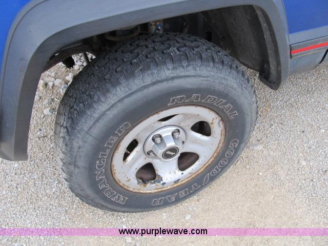 image for item B2649 1995 Jeep Cherokee Sport SUV