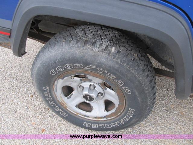 image for item B2649 1995 Jeep Cherokee Sport SUV