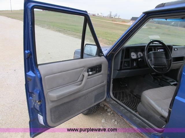 image for item B2649 1995 Jeep Cherokee Sport SUV