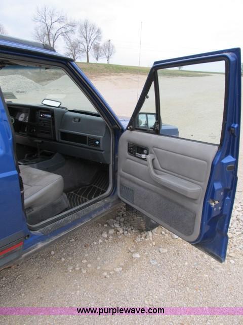 image for item B2649 1995 Jeep Cherokee Sport SUV