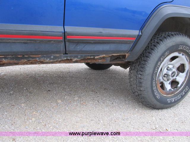 image for item B2649 1995 Jeep Cherokee Sport SUV