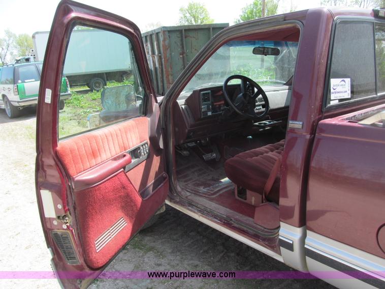 image for item B5127 1994 Chevrolet K3500 Silverado pickup truck
