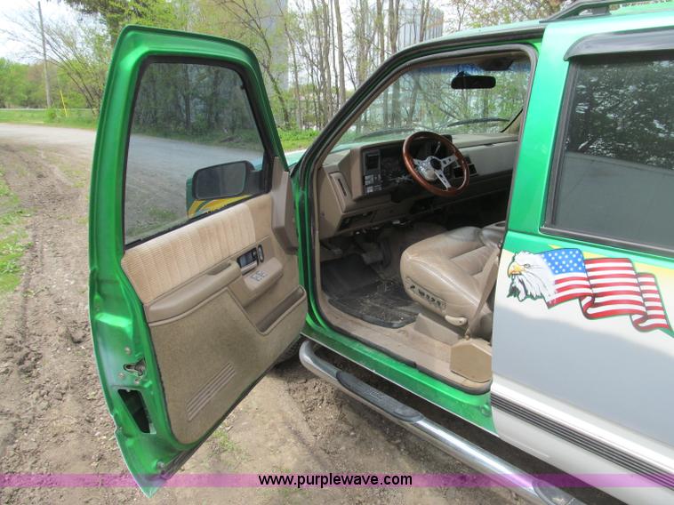 image for item B5128 1993 Chevrolet Suburban C1500 SUV