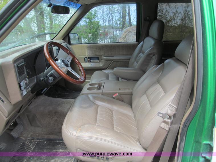 image for item B5128 1993 Chevrolet Suburban C1500 SUV