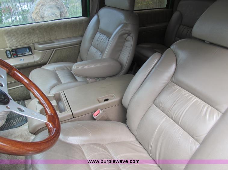 image for item B5128 1993 Chevrolet Suburban C1500 SUV
