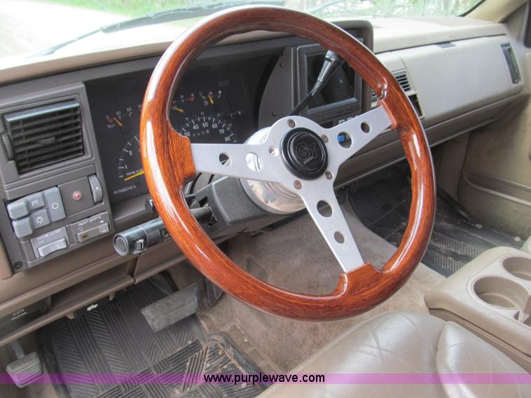 image for item B5128 1993 Chevrolet Suburban C1500 SUV