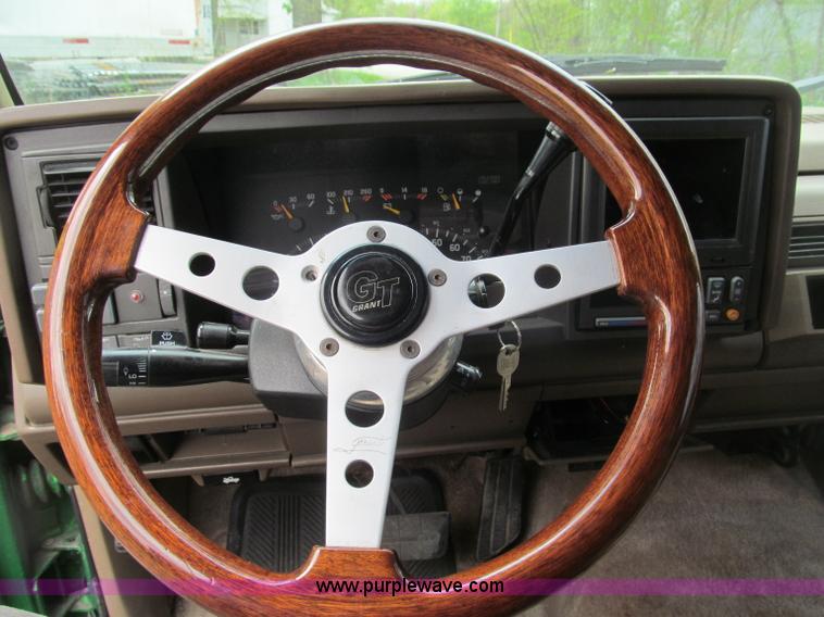image for item B5128 1993 Chevrolet Suburban C1500 SUV