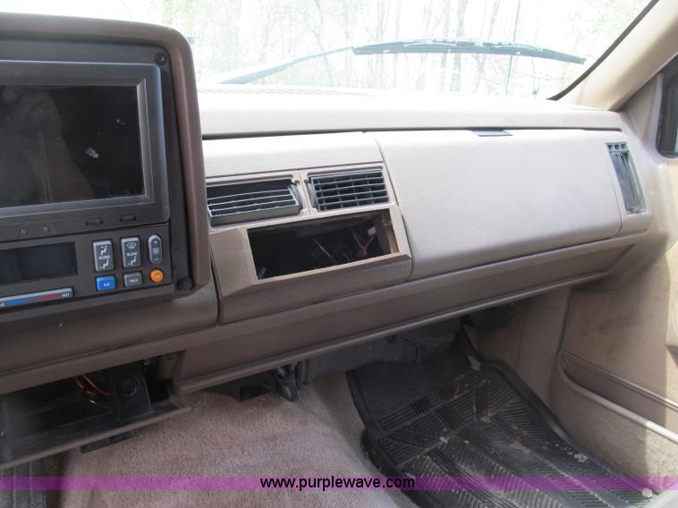 image for item B5128 1993 Chevrolet Suburban C1500 SUV