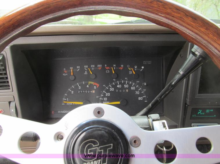 image for item B5128 1993 Chevrolet Suburban C1500 SUV