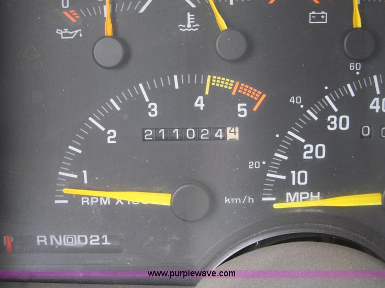 image for item B5128 1993 Chevrolet Suburban C1500 SUV