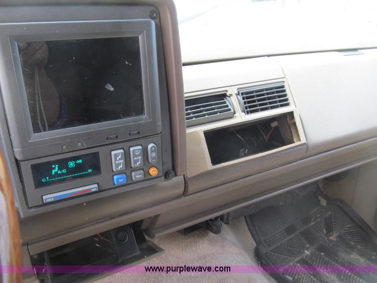 image for item B5128 1993 Chevrolet Suburban C1500 SUV