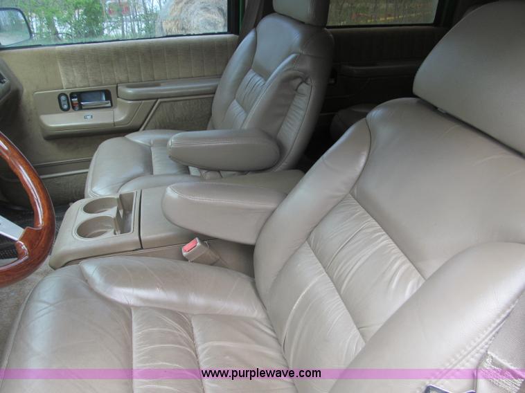 image for item B5128 1993 Chevrolet Suburban C1500 SUV