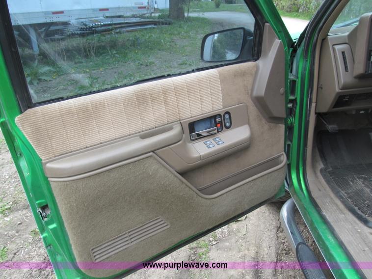 image for item B5128 1993 Chevrolet Suburban C1500 SUV