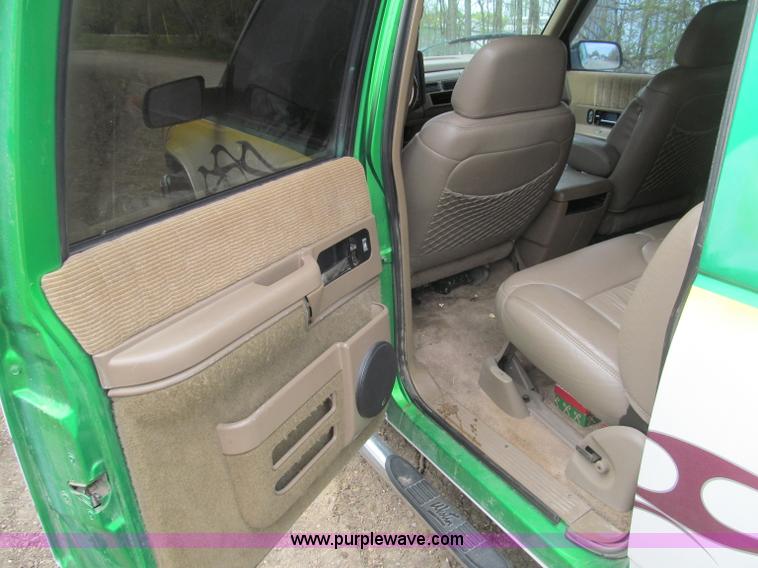 image for item B5128 1993 Chevrolet Suburban C1500 SUV