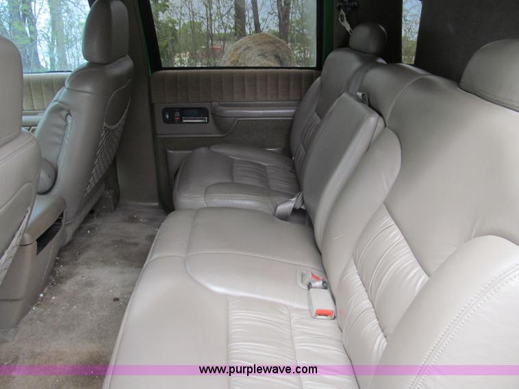image for item B5128 1993 Chevrolet Suburban C1500 SUV