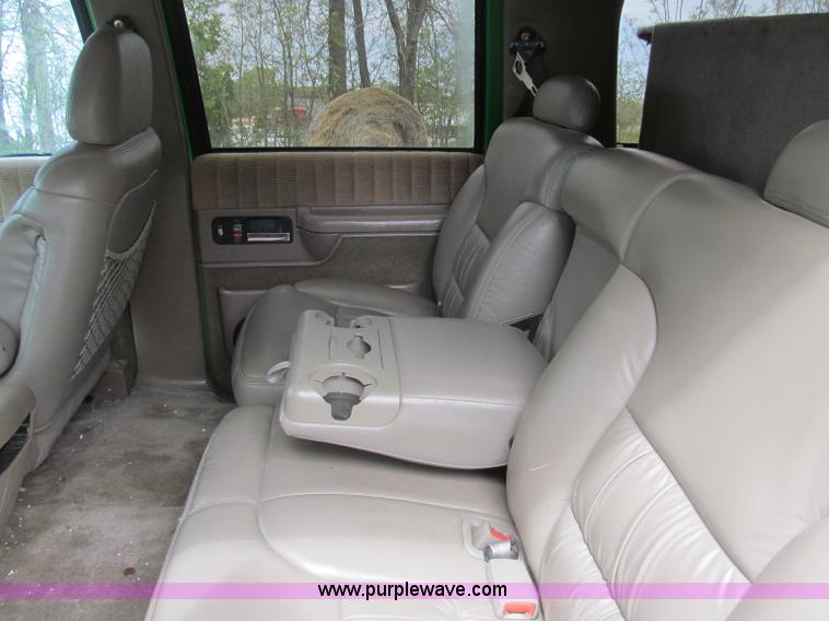 image for item B5128 1993 Chevrolet Suburban C1500 SUV