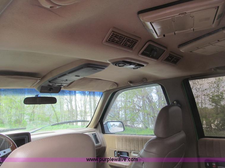 image for item B5128 1993 Chevrolet Suburban C1500 SUV