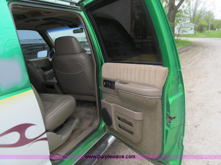 image for item B5128 1993 Chevrolet Suburban C1500 SUV