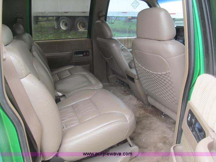 image for item B5128 1993 Chevrolet Suburban C1500 SUV