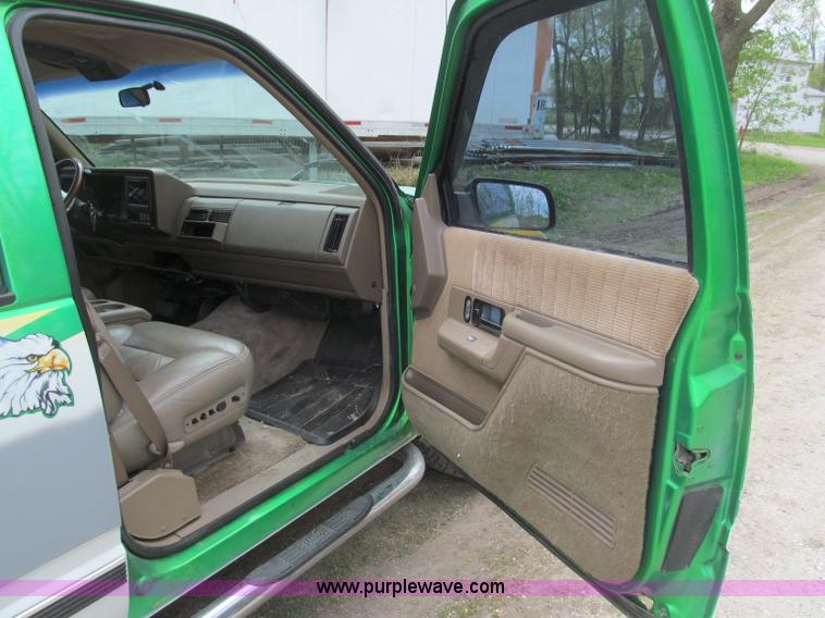 image for item B5128 1993 Chevrolet Suburban C1500 SUV