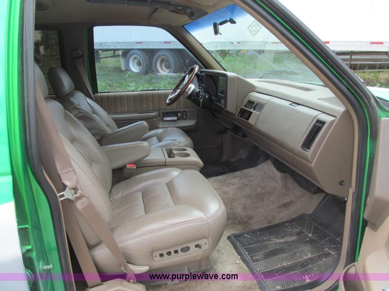image for item B5128 1993 Chevrolet Suburban C1500 SUV