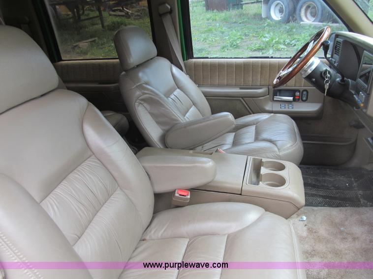 image for item B5128 1993 Chevrolet Suburban C1500 SUV