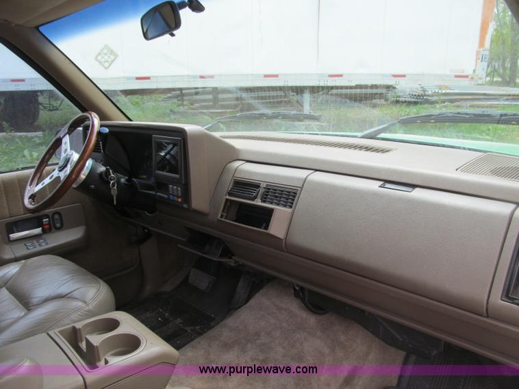 image for item B5128 1993 Chevrolet Suburban C1500 SUV