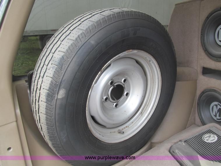 image for item B5128 1993 Chevrolet Suburban C1500 SUV