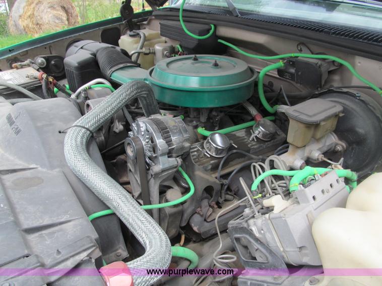 image for item B5128 1993 Chevrolet Suburban C1500 SUV