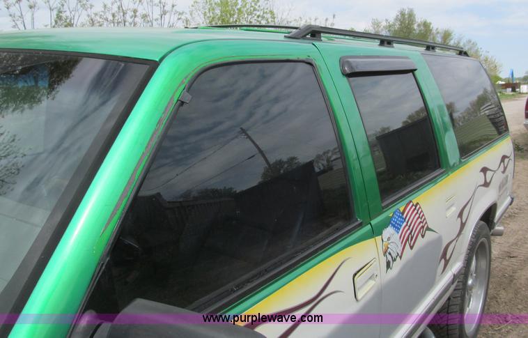 image for item B5128 1993 Chevrolet Suburban C1500 SUV
