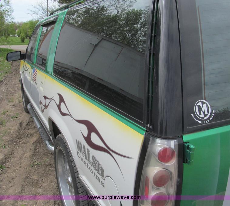 image for item B5128 1993 Chevrolet Suburban C1500 SUV