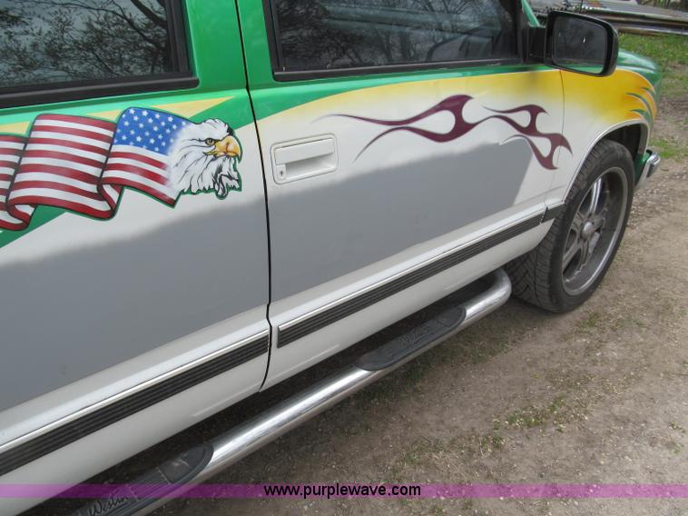 image for item B5128 1993 Chevrolet Suburban C1500 SUV