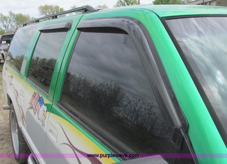 image for item B5128 1993 Chevrolet Suburban C1500 SUV