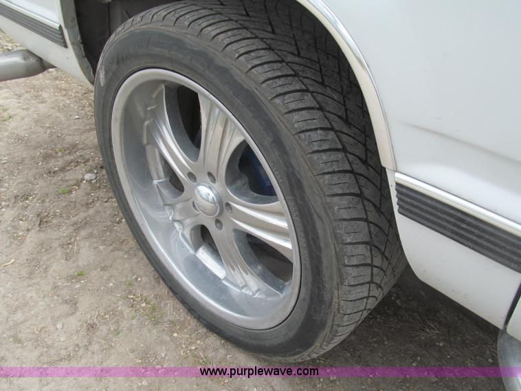 image for item B5128 1993 Chevrolet Suburban C1500 SUV