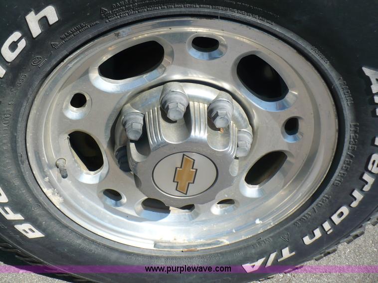 image for item B6316 2000 Chevrolet Silverado K2500 LS pickup truck