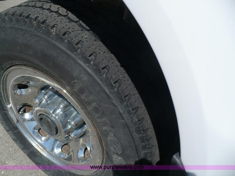 image for item B6318 2000 Ford F250 XLT Super Duty pickup truck