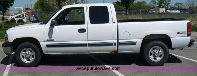 image for item B6321 2001 Chevrolet Silverado K1500 Z71 Off Road extended cab pickup truck