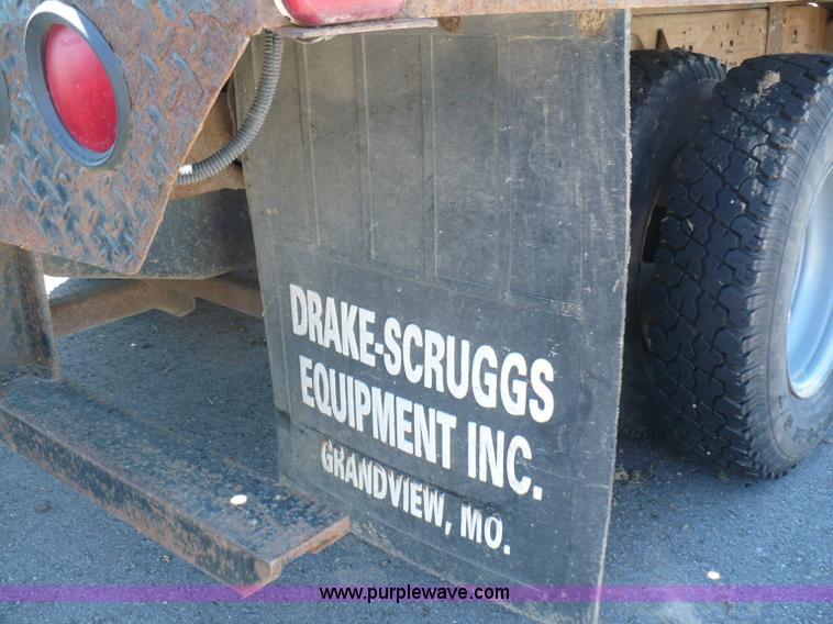 image for item B6323 1999 Ford F350 XLT Super Duty flatbed pickup truck