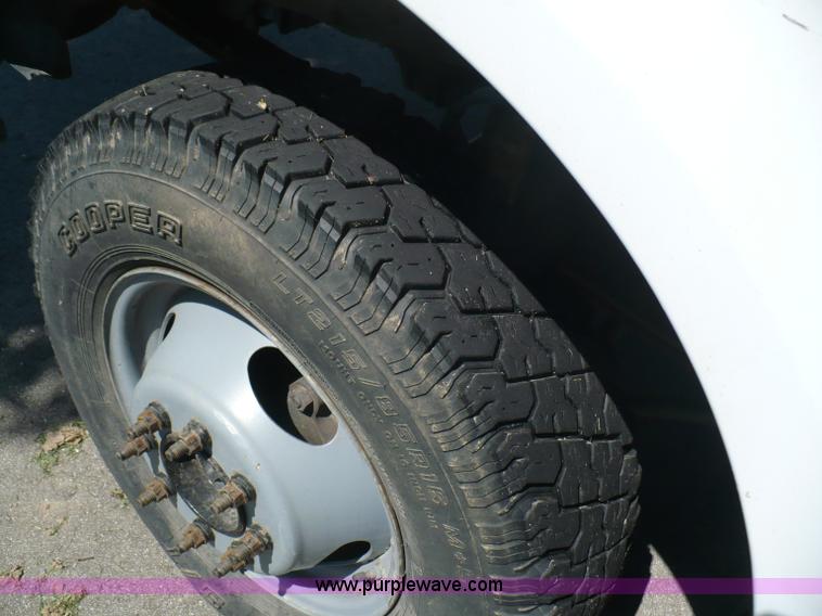 image for item B6323 1999 Ford F350 XLT Super Duty flatbed pickup truck
