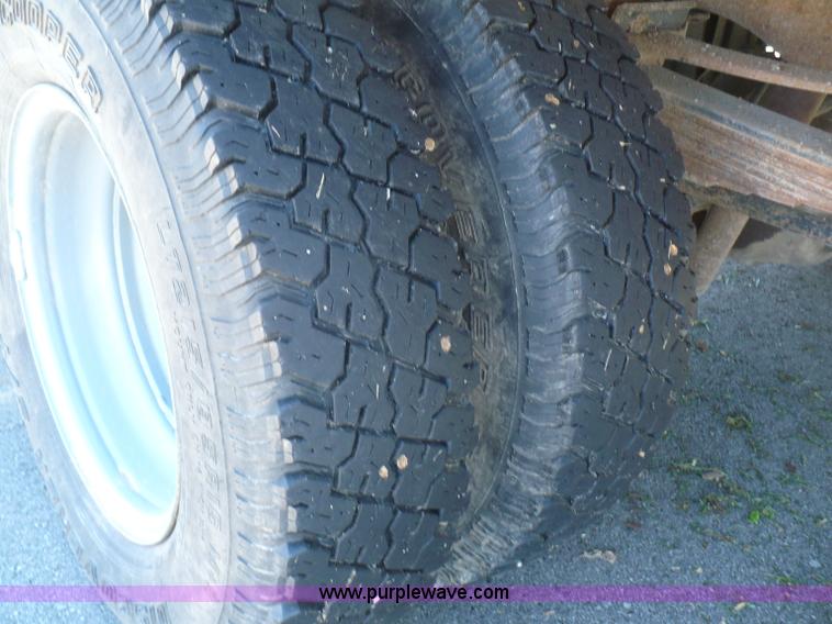 image for item B6323 1999 Ford F350 XLT Super Duty flatbed pickup truck