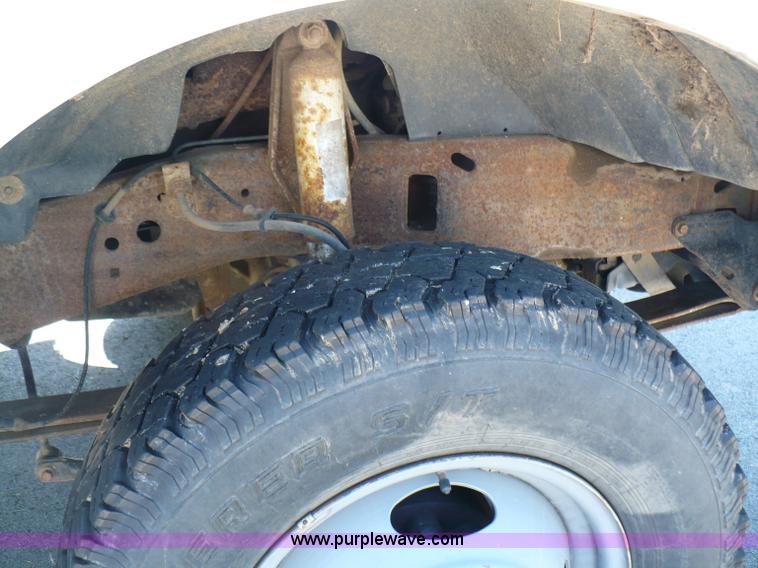 image for item B6323 1999 Ford F350 XLT Super Duty flatbed pickup truck