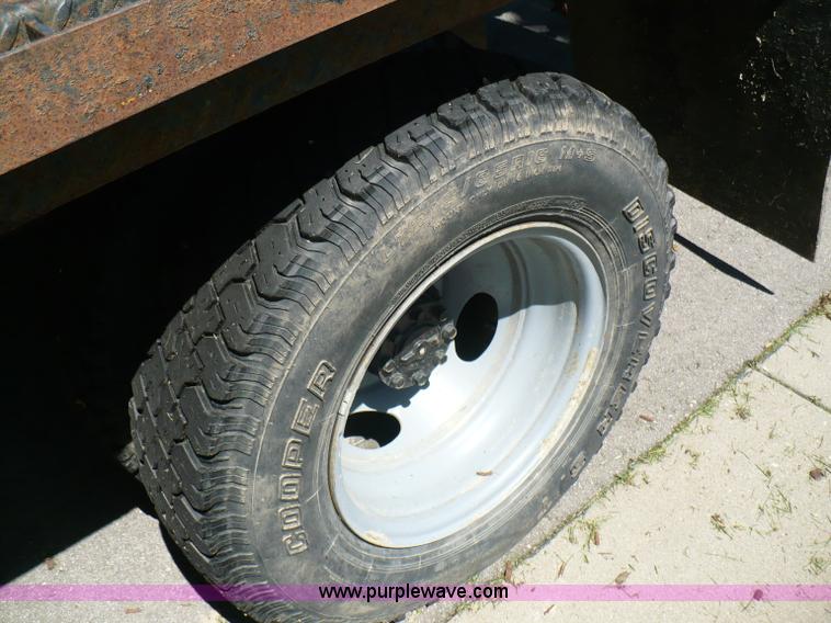 image for item B6323 1999 Ford F350 XLT Super Duty flatbed pickup truck