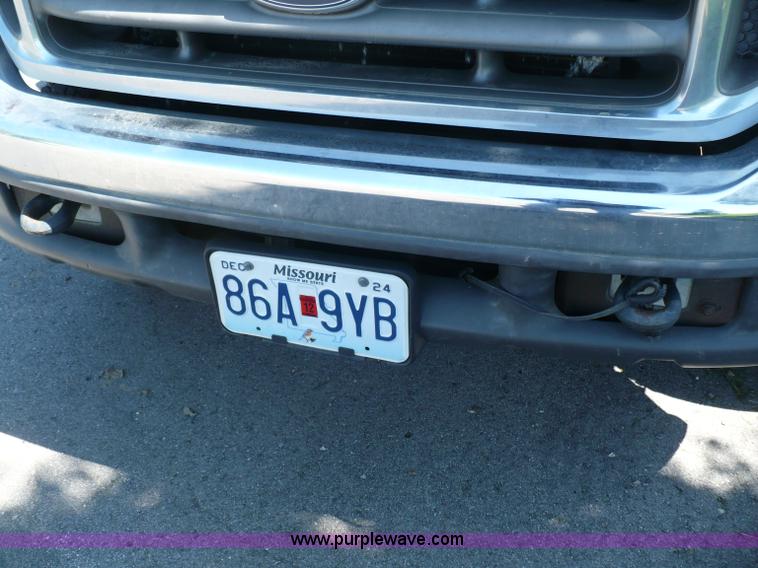 image for item B6323 1999 Ford F350 XLT Super Duty flatbed pickup truck