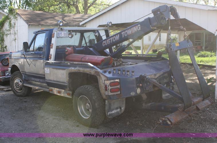image for item B6525 1987 Ford F350 tow truck